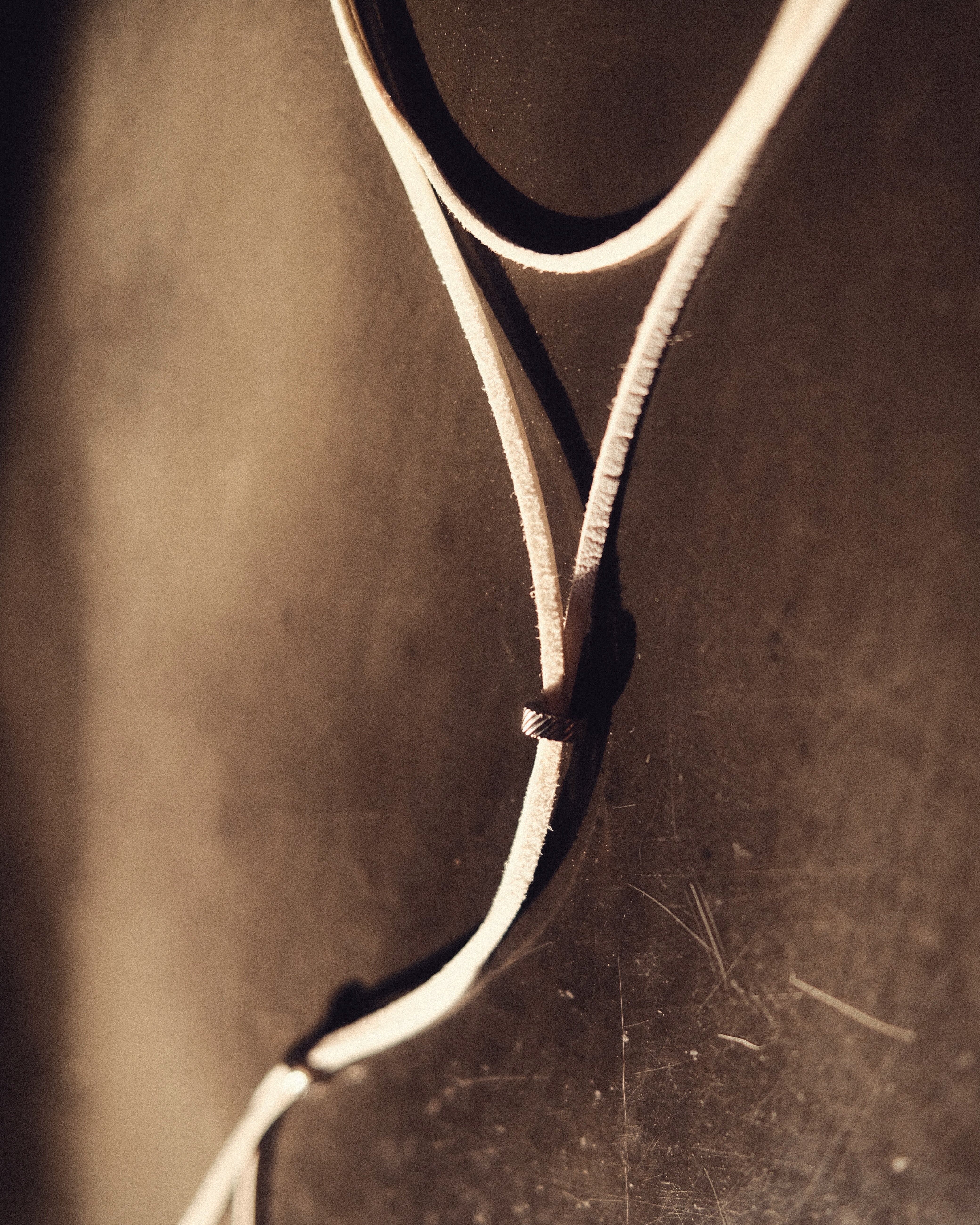 Neige vegan leather tie, punctuated with silver stainless steel beads. Pure, discreet, minimalist.