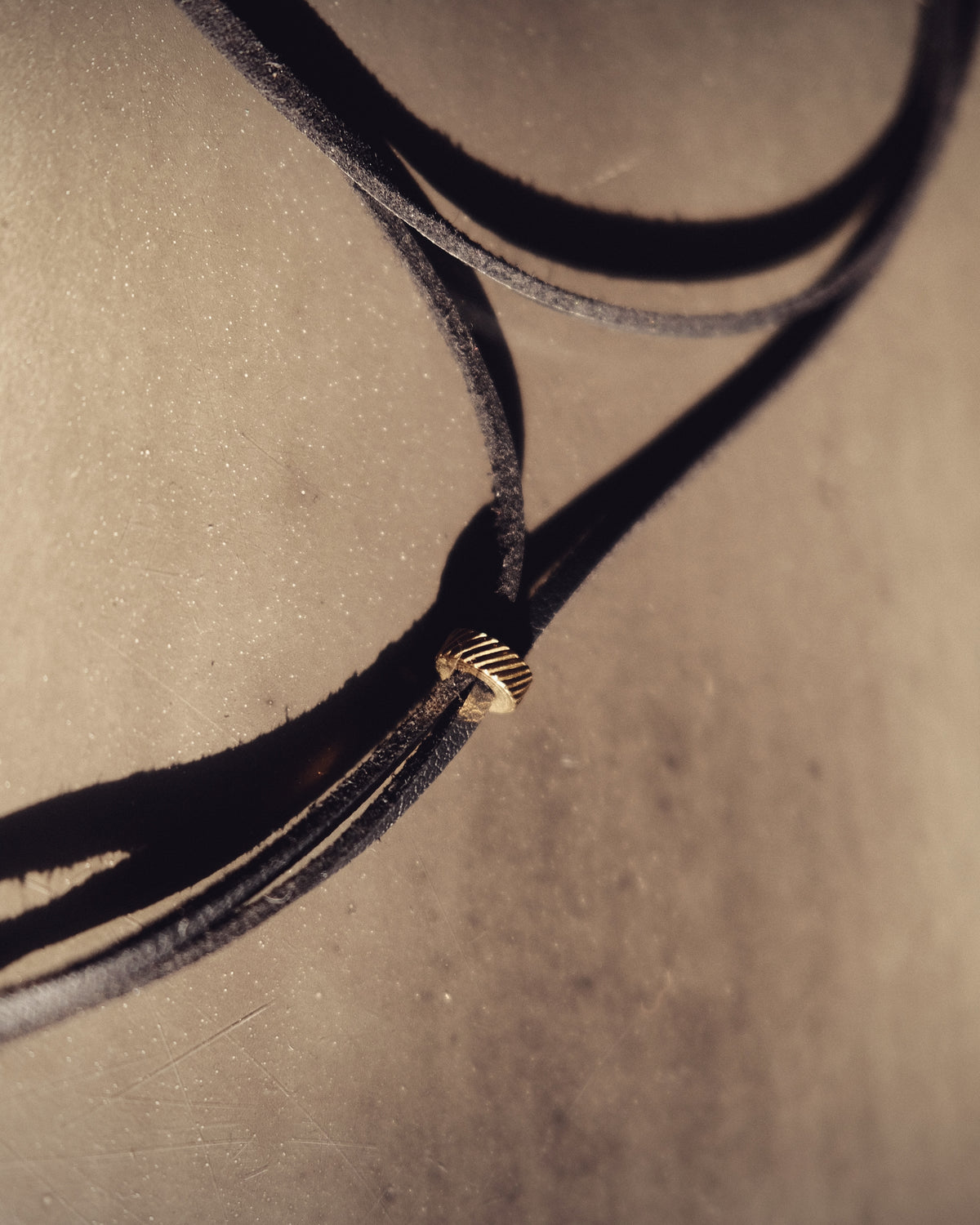 Lien Noir en cuir vegan, rehaussé de perles en acier inoxydable. Audacieux, intemporel, sensuel.