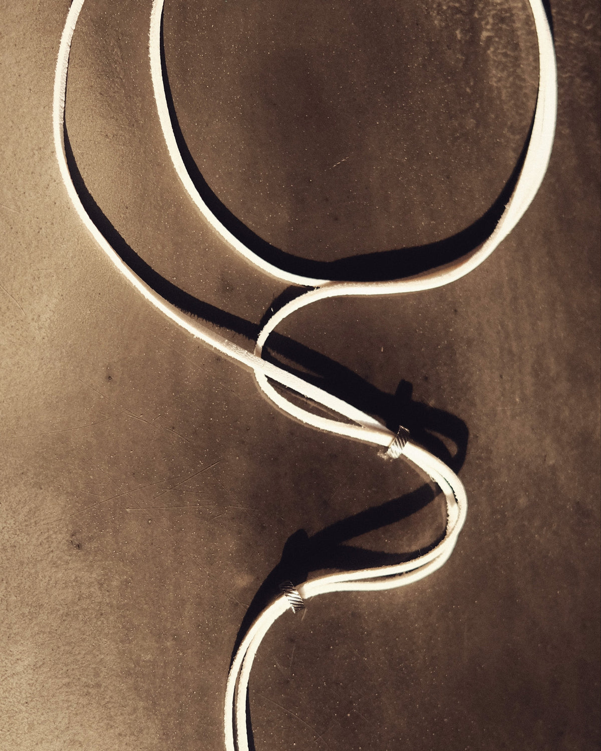 Lien Neige en cuir vegan, ponctué de perles argentées en acier inoxydable. Pur, discret, minimaliste.