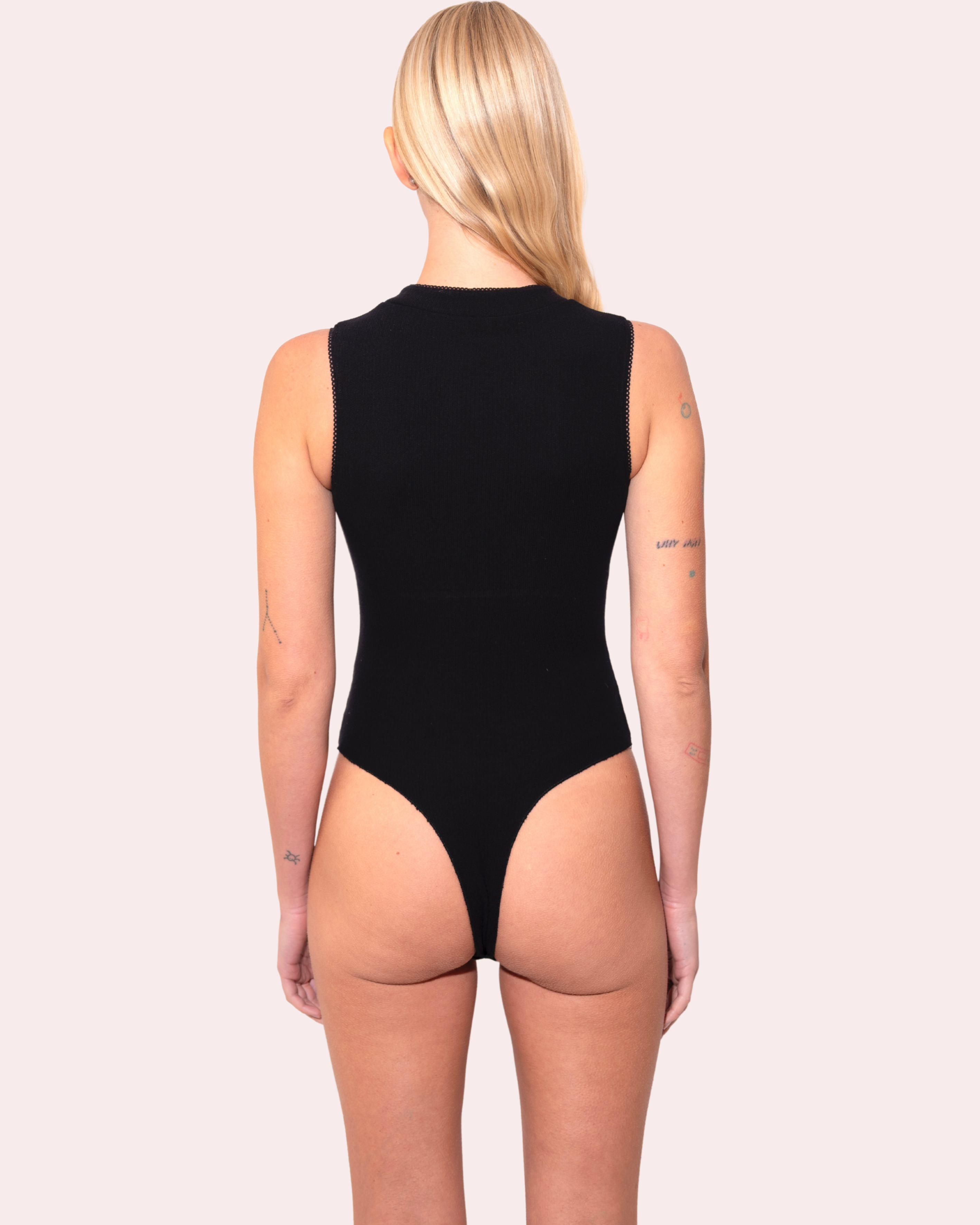 BODY_NOIR_SANS_MANCHE_BOUTONNÉ