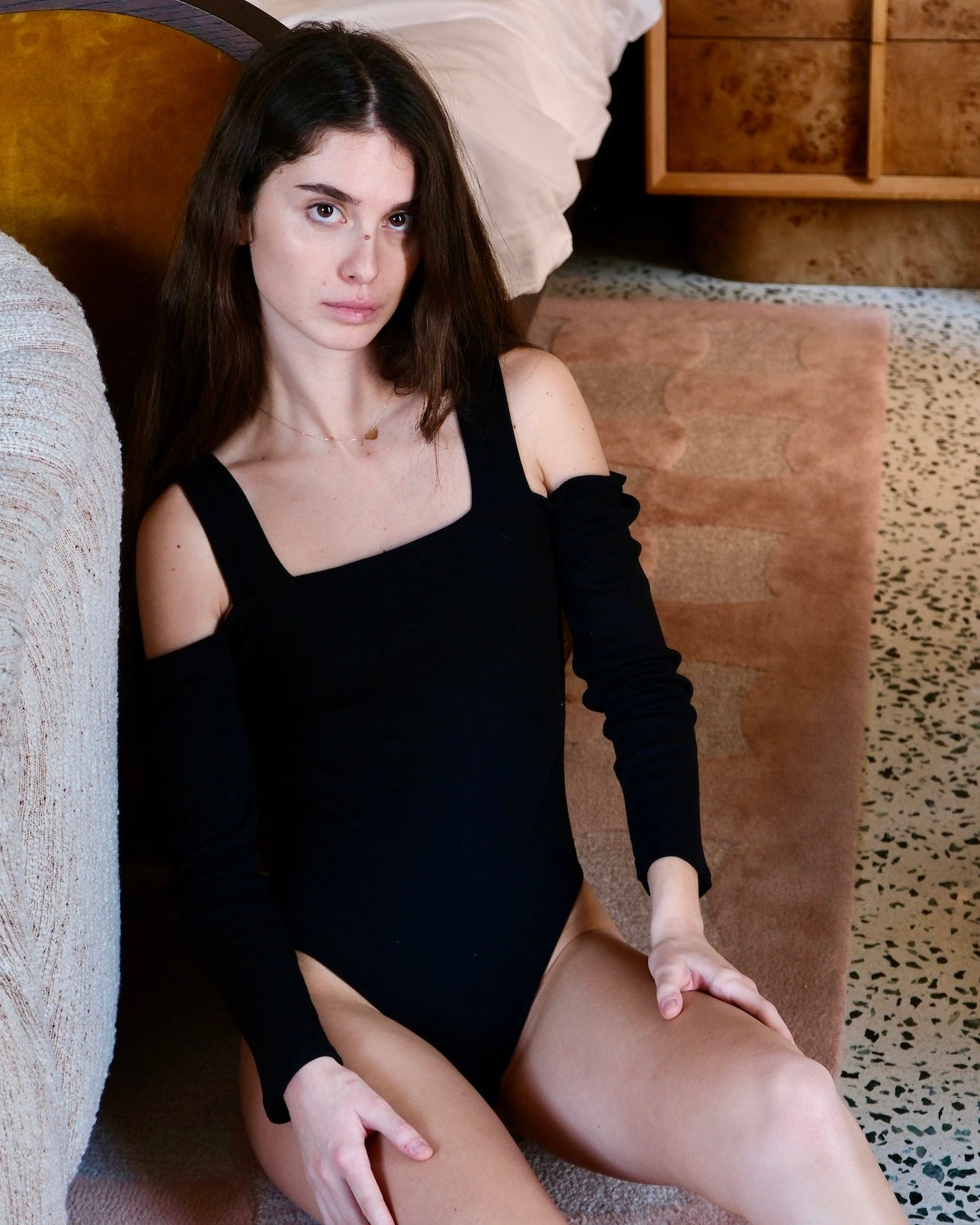 BODY_NOIR_SEXY_NO_COMMENT_EPAULES_NUES_MANCHES_LONGUES