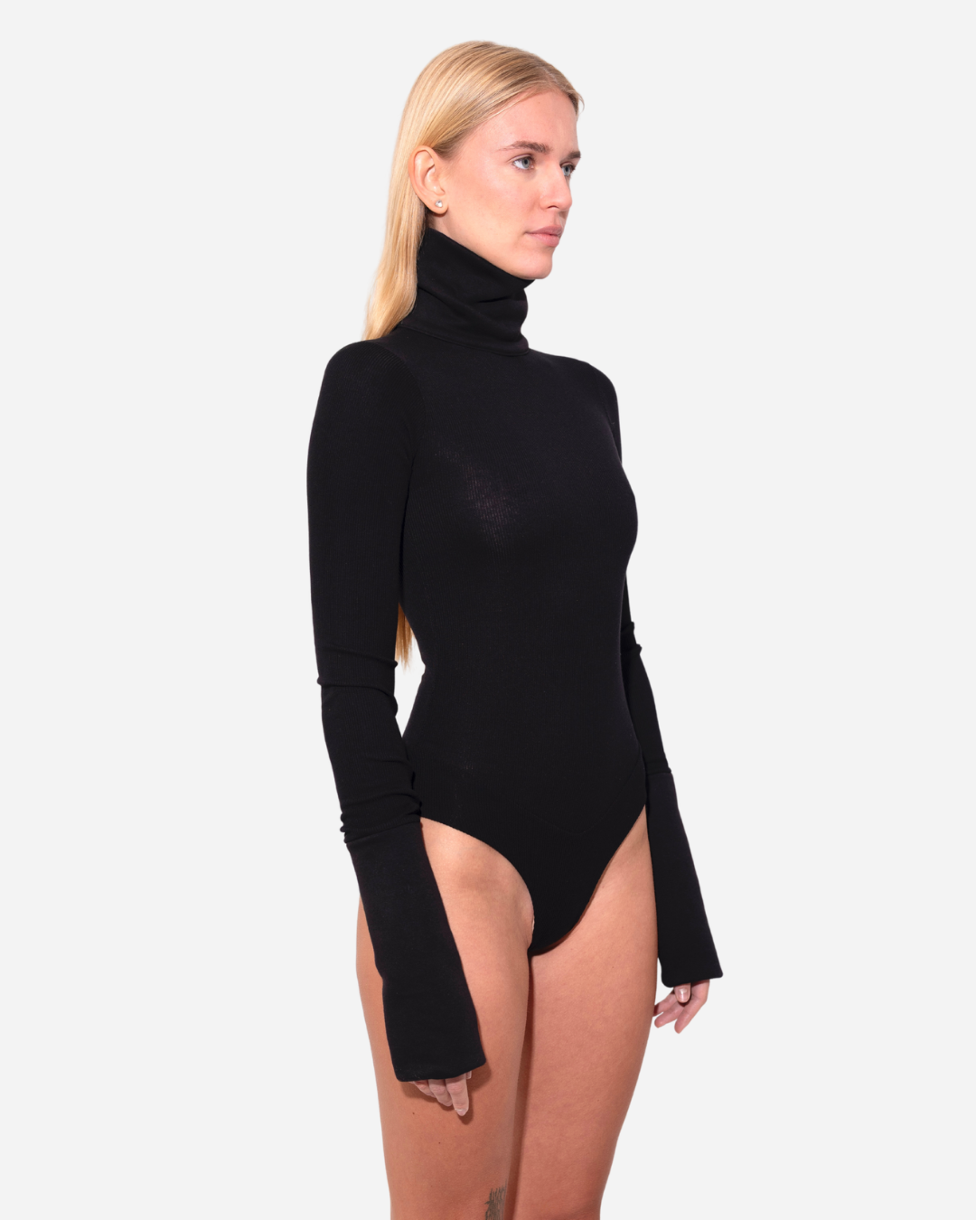 Étreinte. Black turtleneck bodysuit